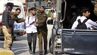 Petugas polisi menangkap mahasiswa saat aksi protes atas dugaan pemerkosaan seorang mahasiswi di kampus perguruan tinggi swasta di Punjab, Rawalpindi, Pakistan, Kamis (19/10/2024).