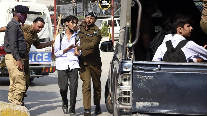 Pakistan ProtesaProtes Dugaan Pemerkosaan, Ratusan Mahasiswa Pakistan Ditangkap Polisits Ratusan mahasiswa di Pakistan ditangkap polisi pada Kamis (17/10/2024). Penangkapan ini terjadi saat protes dan bentrokan dengan polisi terkait dugaan pemerkosaan mahasiswi.