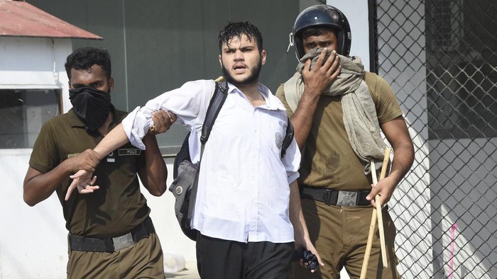 Pakistan ProtesaProtes Dugaan Pemerkosaan, Ratusan Mahasiswa Pakistan Ditangkap Polisits Ratusan mahasiswa di Pakistan ditangkap polisi pada Kamis (17/10/2024). Penangkapan ini terjadi saat protes dan bentrokan dengan polisi terkait dugaan pemerkosaan mahasiswi.