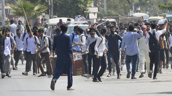 Pakistan ProtesaProtes Dugaan Pemerkosaan, Ratusan Mahasiswa Pakistan Ditangkap Polisits Ratusan mahasiswa di Pakistan ditangkap polisi pada Kamis (17/10/2024). Penangkapan ini terjadi saat protes dan bentrokan dengan polisi terkait dugaan pemerkosaan mahasiswi.