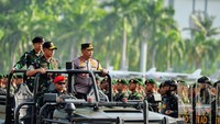 Panglima dan Kapolri juga sempat keliling untuk mengecek pasukan menggunakan mobil.