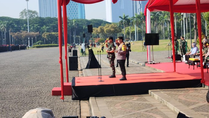 Panglima TNI dan Kapolri pimpin apel pengamanan pelantikan Presiden-Wapres di Monas (Adrial/detikcom)