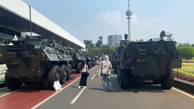 Panser Anoa siaga di Gedung MPR (Firda/detikcom)