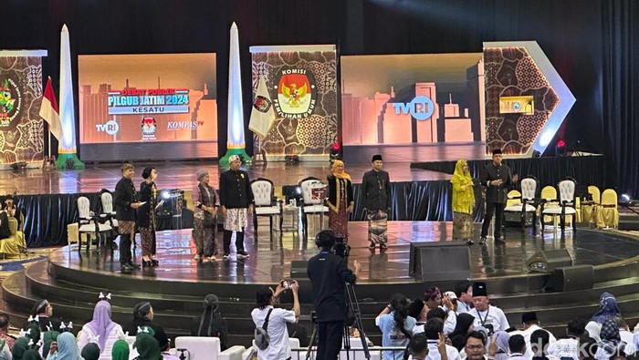 Paslon Debat Pilgub Jatim 2024 yang pertama.