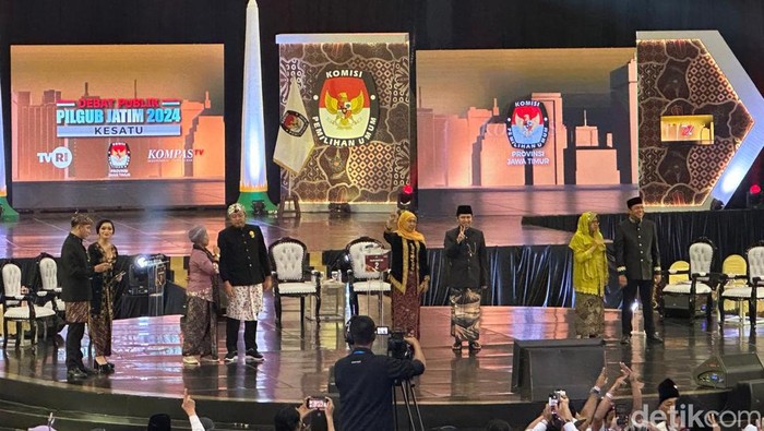 Paslon Debat Pilgub Jatim 2024 yang pertama.