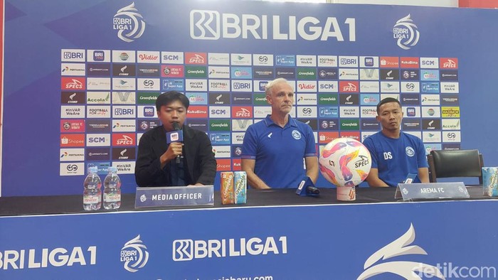 Pelatih Arema FC Joel Cornelli dan Dendi Santoso