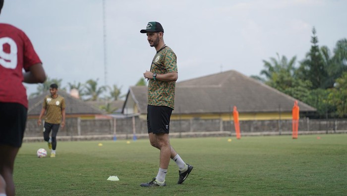 Pelatih fisik PSS Sleman, Caique Muller.