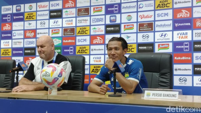Pelatih Persib Bojan Hodak (baju putih hitam) dan bek Persib Henhen Herdiana (jersey biru).