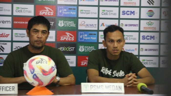 Pelatih PSMS Medan, Nil Maizar dan kapten PSMS, Rachmad Hidayat saat konferensi pers jelang laga melawan PSPS Pekanbaru. (Dok. PSMS Medan)