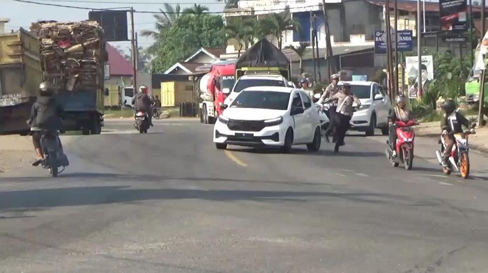 Pemobil nyaris tabrak petugas saat menghindari razia Operasi Zebra di Simpang 3 Mendalo, Muaro Jambi