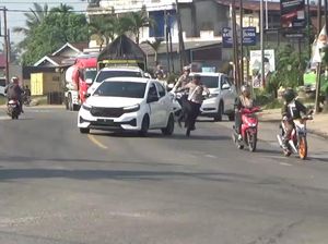 Video Aksi Nekat Pemobil Nyaris Tabrak Polisi demi Hindari Razia