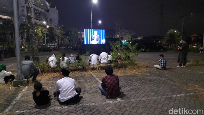 pendukung paslon luluk-lukmanul sepi di lokasi debat perdana pilgub jatim