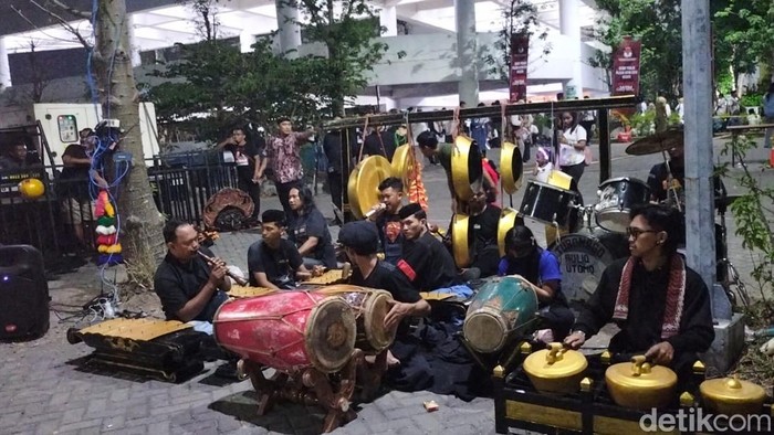 pendukung paslon 3 risma-gus hans melihat layar lebar di lokasi debat perdana pilgub jatim
