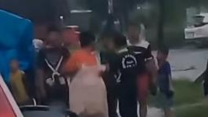 Tangkapan layar memperlihatkan adanya dugaan aksi penjarahan ke mobil pikap saat terjebak banjir di Medan