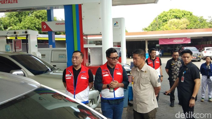 Pertamina mengecek kelangkaan BBM di SPBU Ratulangi, Makassar.