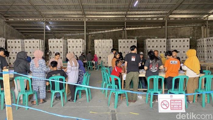 Petugas saat melakukan sorlip surat suara Bupati dan Wakil Bupati di gudang KPU di Kecamatan Sukaraja, Kabupaten Sukabumi.