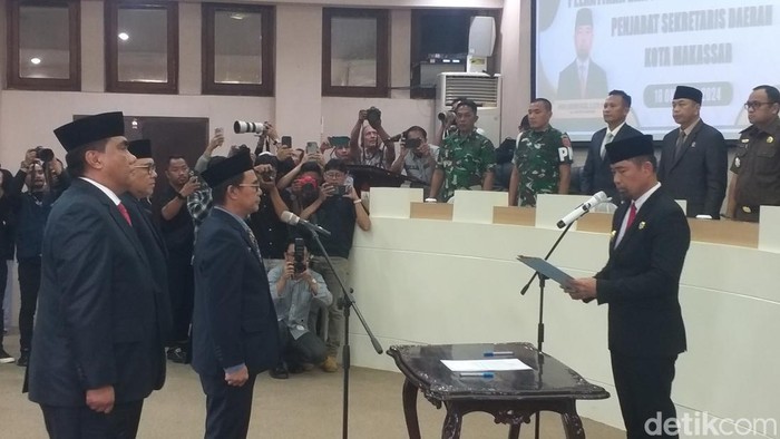 Pjs Wali Kota Makassar Andi Arwin Aziz melantik Irwan Rusfiady Adnan sebagai Pj Sekda Makassar.