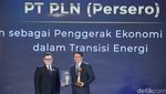 PLN Raih Penghargaan Penggerak Ekonomi Kerakyatan dalam Transisi Energi PLN Raih Penghargaan Penggerak Ekonomi Kerakyatan dalam Transisi Energi