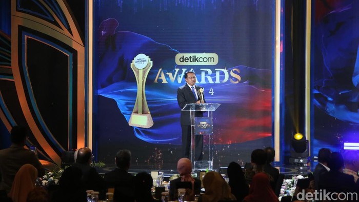 Direktur Utama PT PLN Energi Primer Indonesia Iwan Agung Firstantara yang menerima penghargaan detikcom Awards 2024 mewakili Direktur Utama PLN Darmawan Prasodjo di The Westin, Jakarta, Kamis (17/10/2024).