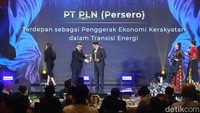 Pimpinan Redaksi detikcom, Alfito Deanova, memberikan penghargaan kepada Direktur Utama PT PLN Energi Primer Indonesia Iwan Agung Firstantara yang menerima penghargaan detikcom Awards 2024 mewakili Direktur Utama PLN Darmawan Prasodjo di The Westin, Jakarta, Kamis (17/10/2024).
