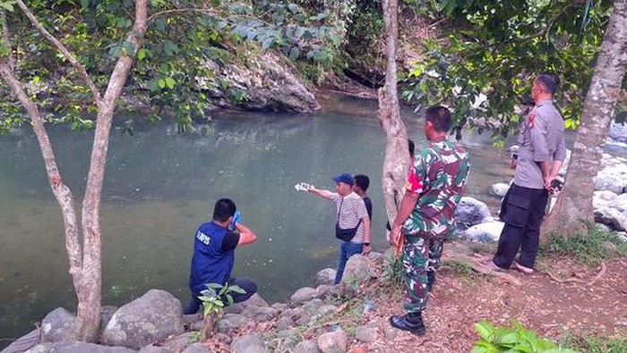 Tiga siswa SMP Islam Terpadu dari Kota Parepare, Sulawesi Selatan (Sulsel) tenggelam saat berenang di Sungai Kunyi, Kabupaten Polewali Mandar.