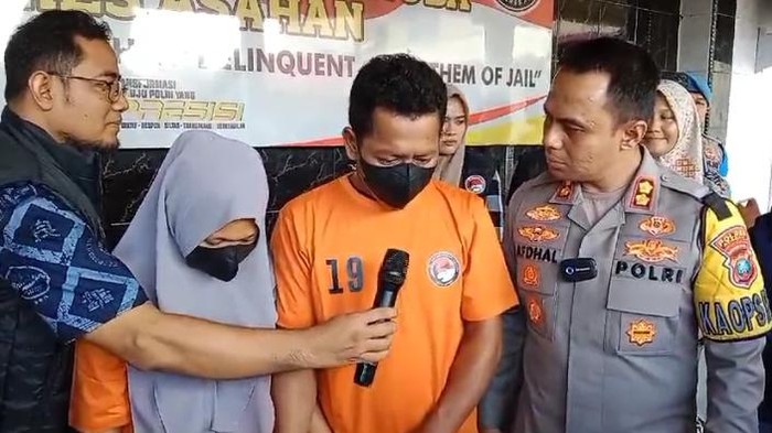 Polisi mengamankan pasutri kurir sabu di Tanjungbalai. (Foto: Istimewa)