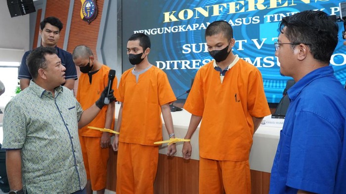 Polisi saat mengintrogasi pelaku di Mapolda Riau. (Dok Humas Polda Riau)