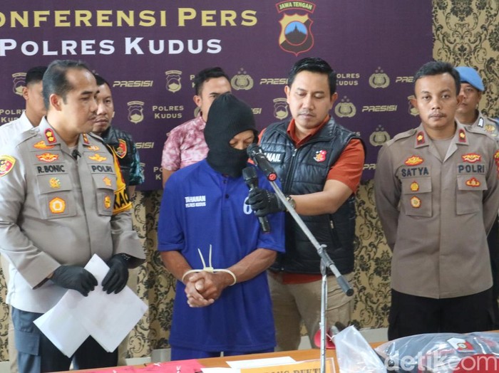 Polres Kudus menggelar konferensi pers kasus ayah bunuh anak kandung, Jumat (18/10/2024).