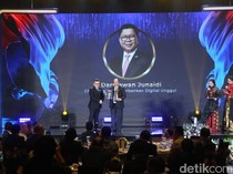Darmawan Junaidi Raih Penghargaan CEO Visi Perbankan Digital