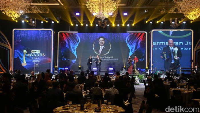 Pimpinan Redaksi detikcom, Alfito Deanova, memberikan penghargaan kepada Darmawan Junaidi sebagai CEO dengan Visi Perbankan Digital Unggul dalam detikcom Awards 2024. Event ini digelar di The Westin Jakarta, Kamis (17/10/2024).