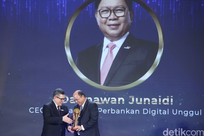 Potret Darmawan Junaidi, Peraih Penghargaan CEO Visi Perbankan Digital Pimpinan Redaksi detikcom, Alfito Deanova, memberikan penghargaan kepada Darmawan Junaidi sebagai CEO dengan Visi Perbankan Digital Unggul dalam detikcom Awards 2024. Event ini digelar di The Westin Jakarta, Kamis (17/10/2024).