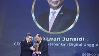 PT Bank Mandiri (Persero) Tbk terus melakukan pengembangan digital sebagai langkah perusahaan untuk beradaptasi dengan perkembangan teknologi dan informasi. Langkah tersebut tak lepas dari peran Direktur Utama Darmawan Junaidi yang mendorong perusahaan untuk terus berbenah melalui transformasi. Beragam layanan digital pun telah lahir untuk melayani nasabah. Sebut saja, layanan yang menjadi andalannya yakni Livin by Mandiri dan Kopra by Mandiri.