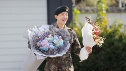 Potret J-Hope BTS Selesai Wajib Militer, Disambut Antusias ARMY Potret J-Hope BTS Selesai Wajib Militer, Disambut Antusias ARMY