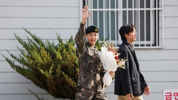 Potret J-Hope BTS Selesai Wajib Militer, Disambut Antusias ARMY