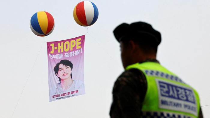 K-pop boy band BTS member J-Hope salutes after being discharged from his 18 months of mandatory military service outside a military base in Wonju, South Korea, October 17, 2024. REUTERS/Kim Soo-hyeon