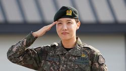 Potret J-Hope BTS Selesai Wajib Militer, Disambut Antusias ARMY