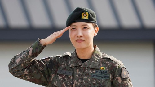 K-pop boy band BTS member J-Hope salutes after being discharged from his 18 months of mandatory military service outside a military base in Wonju, South Korea, October 17, 2024. REUTERS/Kim Soo-hyeon