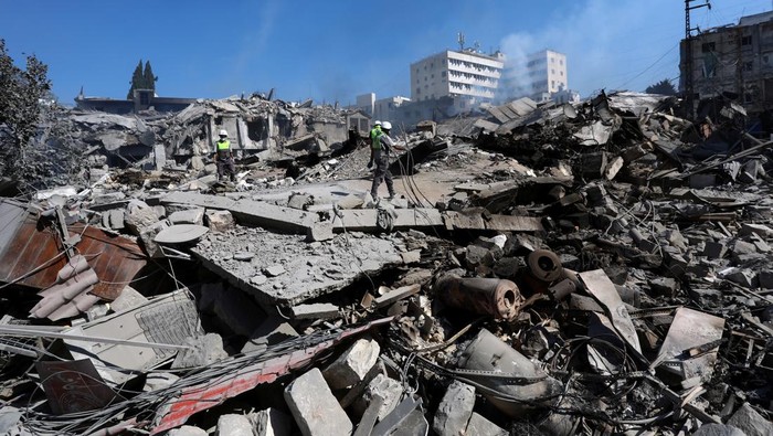Potret Kehancuran Nabatieh Lebanon Usai Serangan Udara Israel A view shows damaged buildings in the aftermath of what security sources said was an Israeli strike on a commercial market, amid the ongoing hostilities between Hezbollah and Israeli forces, in Nabatieh, southern Lebanon, October 13, 2024. REUTERS/Mohammed Yassin