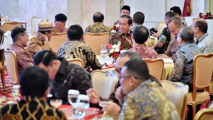 Presiden Jokowi saat makan siang bersama Kabinet Indonesia Maju.