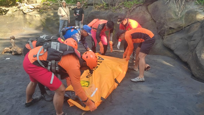 Proses evakuasi jasad bule Australia yang terseret ombak di Pantai Balian, Tabanan, Jumat (18/10/2024).