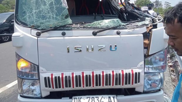 Proses evakuasi kecelakaan minibus Elf di Tol Bawen-Ungaran, Kecamatan Ungaran, Kabupaten Semarang, Jumat (18/10/2014).