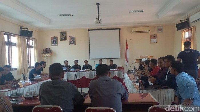 Proses mediasi karyawan dengan PT Victory di Disnaker Buleleng, gagal, Jumat (18/10/2024).