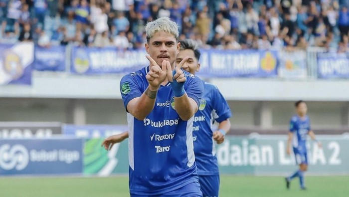 Selebrasi Rafinha usai mencetak brace ke gawang Persikas Subang, Sabtu (12/10/2024).