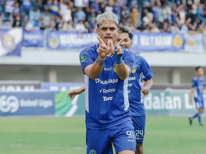 Selebrasi Rafinha usai mencetak brace ke gawang Persikas Subang, Sabtu (12/10/2024).