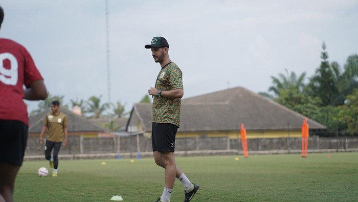 Pelatih fisik baru PSS Sleman, Caique Muller, dalam sesi latihan, Jumat (18/10/2024).