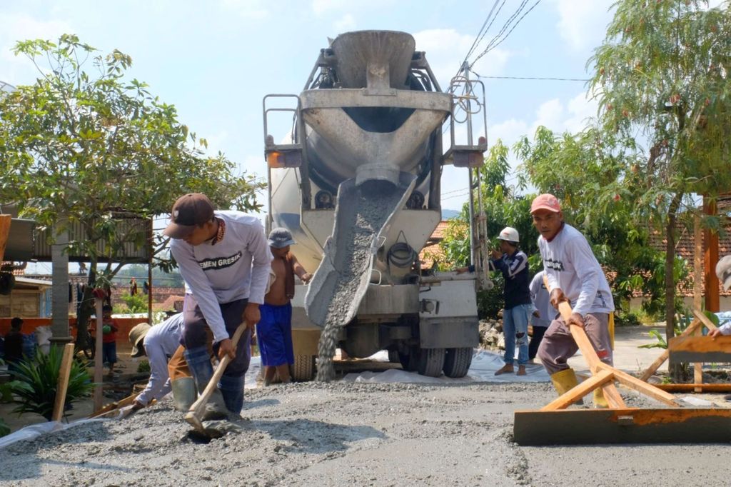 PT Semen Gresik memberikan bantuan pembangunan infrastruktur jalan desa PT Semen Gresik memberikan bantuan pembangunan infrastruktur jalan desa