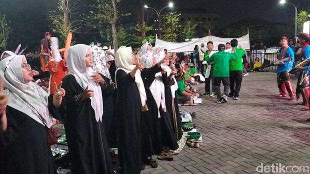 Puluhan pendukung setia pasangan calon (Paslon) nomor urut 2 Khofifah Indar Parawansa (Khofifah-Emil)