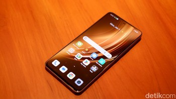 HP ini mengusung layar Layar AMOLED 6,7 inci beresolusi Full HD+ menawarkan reproduksi warna yang akurat, kontras yang tinggi, dan sudut pandang yang luas, sehingga ideal untuk menonton video atau bermain game. Dengan refresh rate 120Hz dan touch samping rate 1.200 Hz, pengalaman scrolling dan gaming menjadi lebih mulus dan responsif.  Foto: Adi Fida Rahman/detikINET