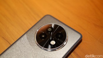 Kamera utamanya 50 MP dengan sensor Sony LYT-600 yang dilengkapi OIS. Diintegrasikan dengan Light Fusion Engine, teknologi berbasis AI ini siap memproses data gambar mentah untuk meningkatkan kualitas gambar secara keseluruhan. Kamera kedua berukuran 2 MP. Kamera depan 16 MP.  Foto: Adi Fida Rahman/detikINET