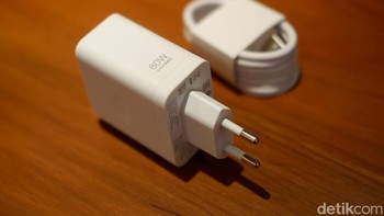 Adaptor charger 80W disertakan dalam paket penjualan termasuk kabel datanya. Foto: Adi Fida Rahman/detikINET